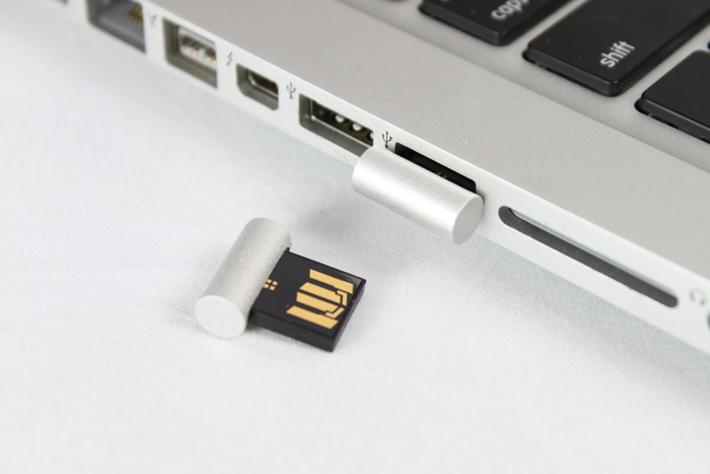 Память макбука. Сгоревший порт USB MACBOOK. Разъем возле юсб на макбуке. Upgraded u100. Читает макбук флешки.